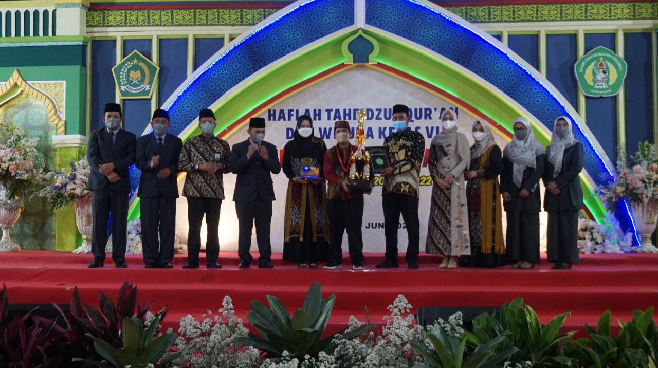 MIN 1 Kota Malang Perdana Haflah Tahfidzul dan Wisuda Siswa Kelas VI TA 2021-2022