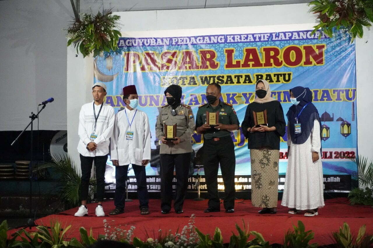 Paguyuban PKL Pasar Laron Bagikan Santunan Ke Puluhan Anak Yatim