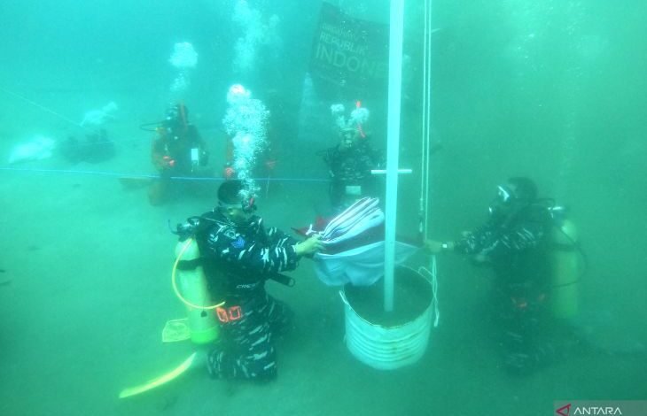 Peringati HUT ke-77 RI, Puluhan Penyelam Kibarkan Bendera Merah Putih di Bawah Laut Banyuwangi