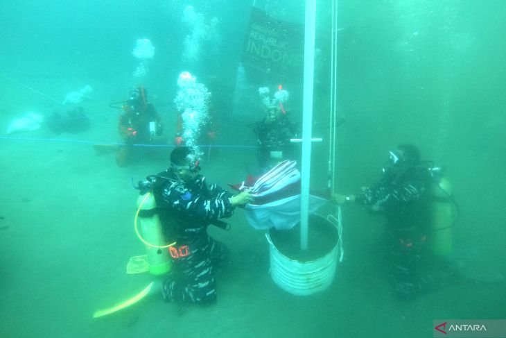 Peringati HUT ke-77 RI, Puluhan Penyelam Kibarkan Bendera Merah Putih di Bawah Laut Banyuwangi