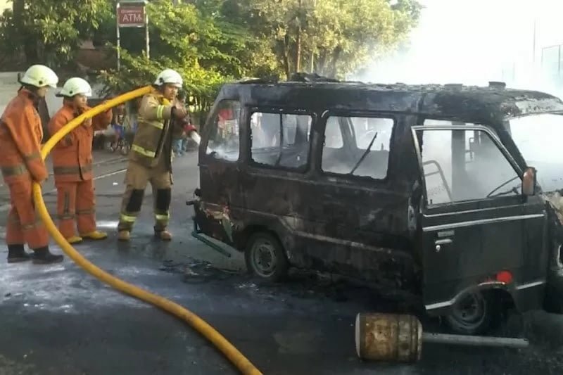 Angkot di Kota Malang Terbakar Saat Mencari Penumpang, Diduga Korsleting