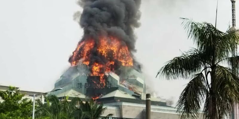 Jakarta Islamic Center Terbakar, Kubah Rubuh!