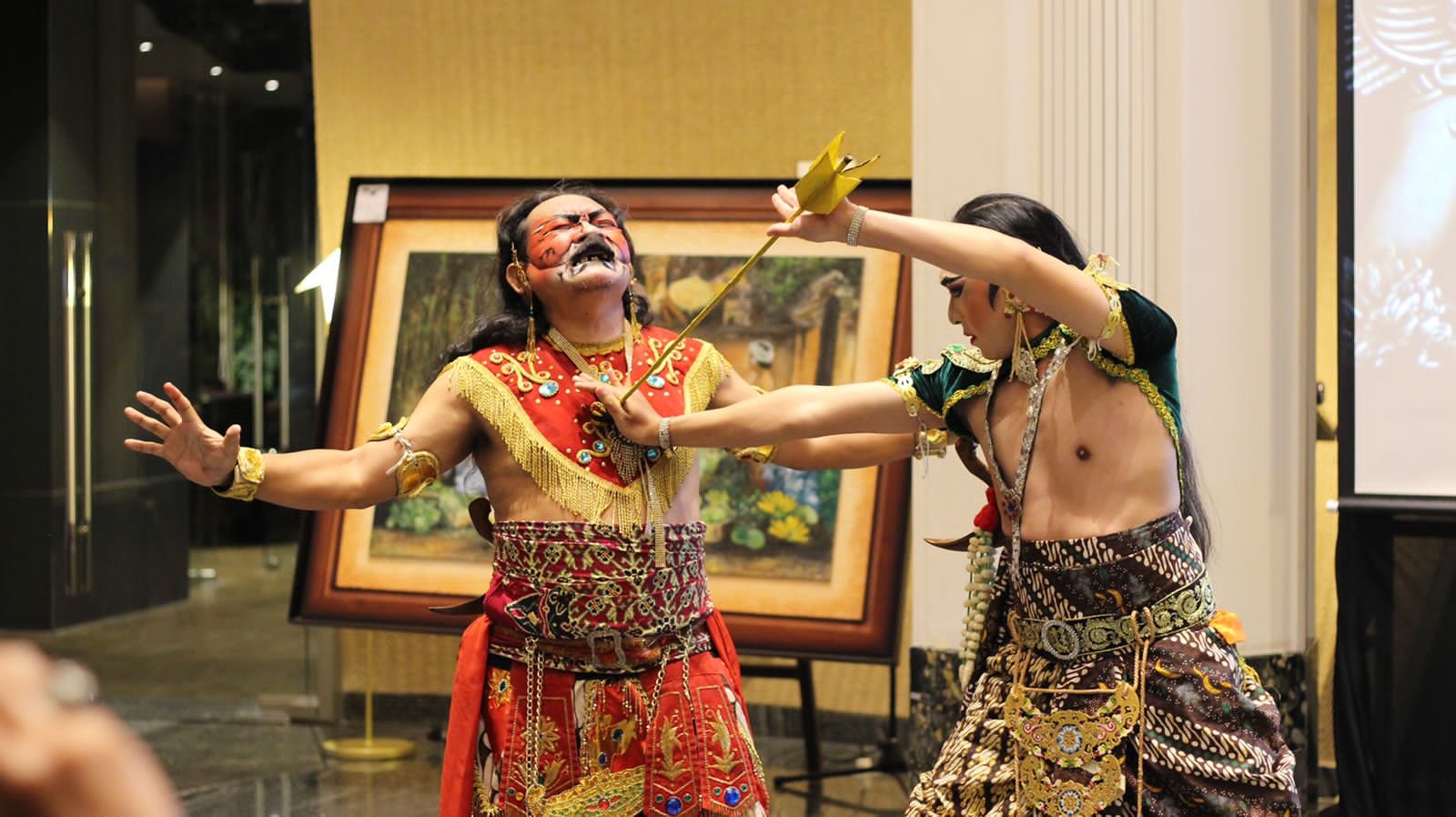 Keren Maksimal! Penutupan Pameran Perdana 1st Anniversary Grand Mercure Malang Mirama  Menampilkan Seni Teater Tari Pengakuan Sang Rahwana