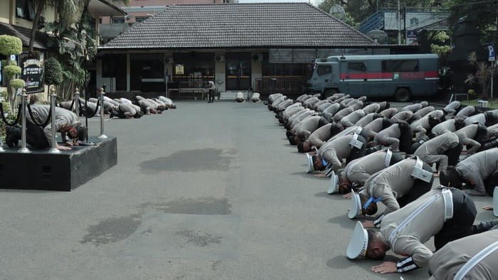 Polresta Malang sujud massal