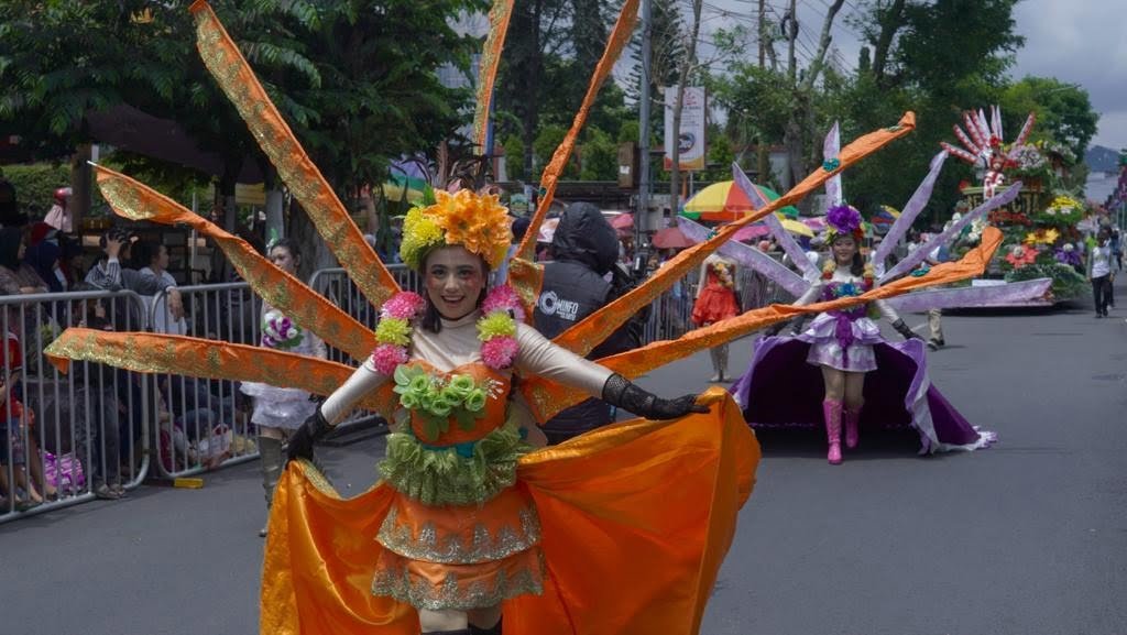 Meriah, Lebih dari 100 Mobil Hias Mengikuti Batu Art Flower Carnival