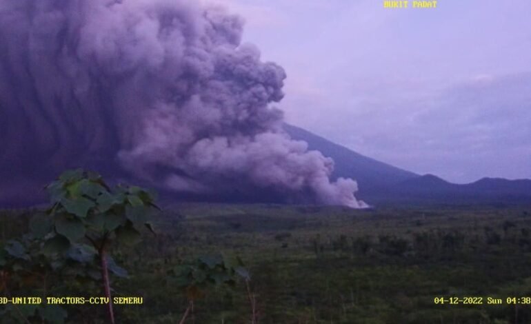 Gunung Semeru Muntahkan Awan Panas Sejauh 1.500 Meter di Atas Puncak