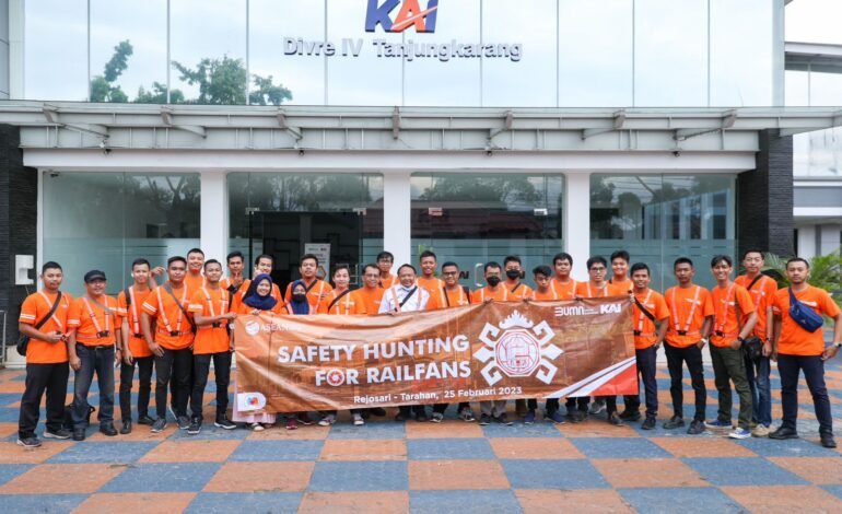 KAI Sosialisasikan Safety Hunting untuk Railfans