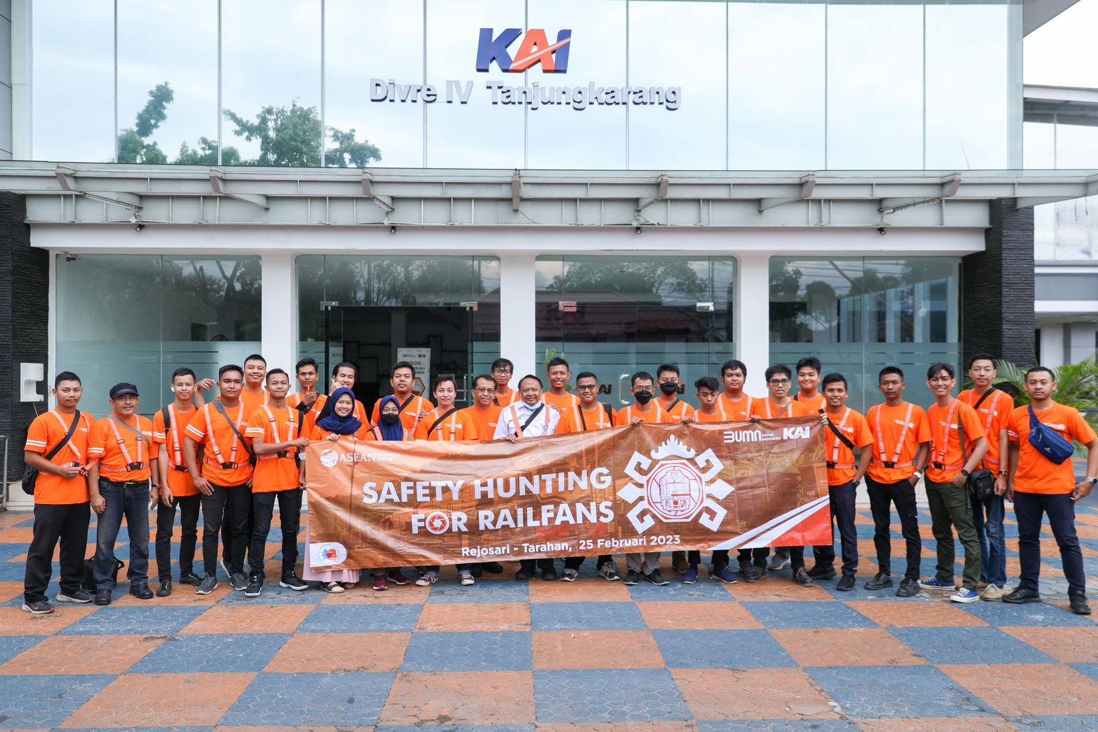 KAI Sosialisasikan Safety Hunting untuk Railfans