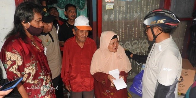 Wali Kota Malang Drs. H. Sutiaji bersama jajaran saat mengunjungi warga di Kelurahan Arjosari