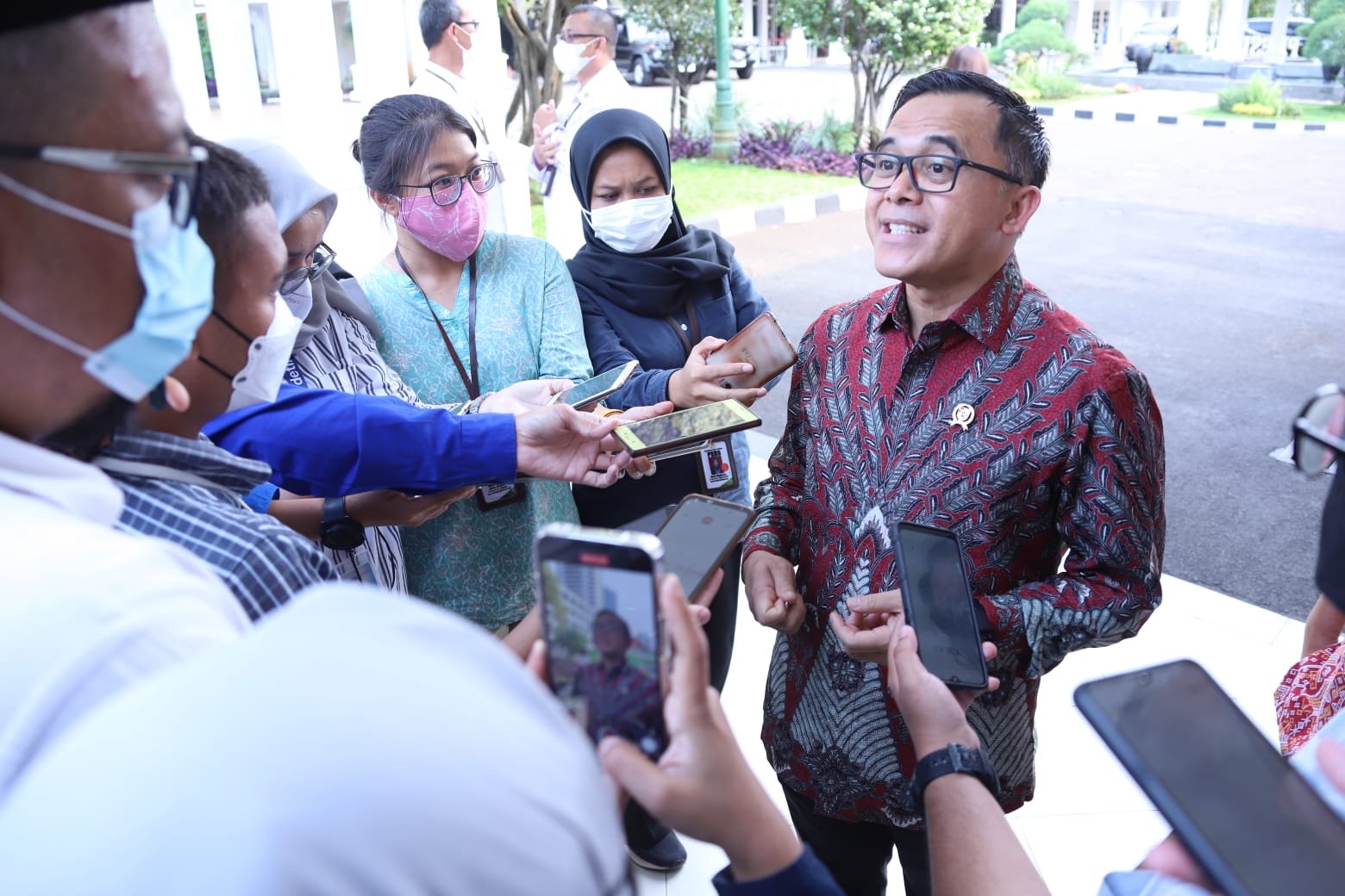 Menteri PANRB Diperintah Jokowi Bereskan Honorer Dan Opsi-Opsi Dibahas Bareng Asosiasi Pemda