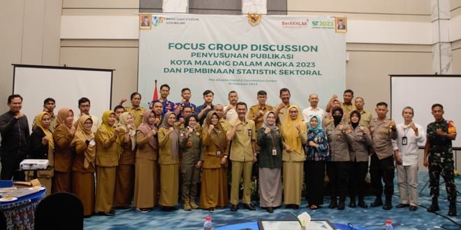 Kepala BPS Kota Malang (depan delapan dari kanan) dan Kadiskominfo Kota Malang (depan sembilan dari kanan) foto bersama peserta FGD