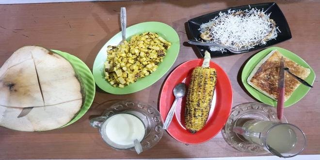 Jagung bakar, roti bakar, pisang bakar, es degan, STMJ yang menjadi menu favorit di kawasan kuliner Pulosar