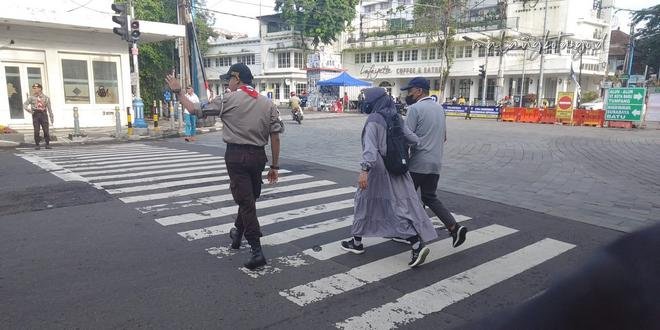 Pramuka Bantu Penyeberang Jalan di Kayutangan Kota Malang