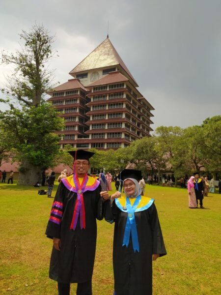 Suami-Istri Dr. Suhartono, S.IP., M.PP dari FIA UI dan Dr. Anna Armeini Rangkuti, S.Psi., M.Si. dari FPsi UI yang segera lulus