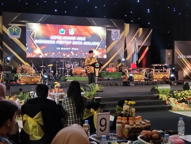 Disnaker-PMPTSP Beri Penghargaan Kepada 9 Investor yang Tertib Pelaporan LKPM