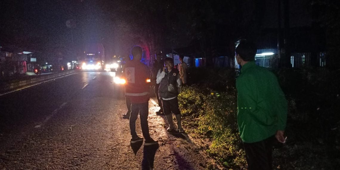 Pohon Tumbang di Singosari Malang, Polisi Bersama BPBD Cepat Evakuasi