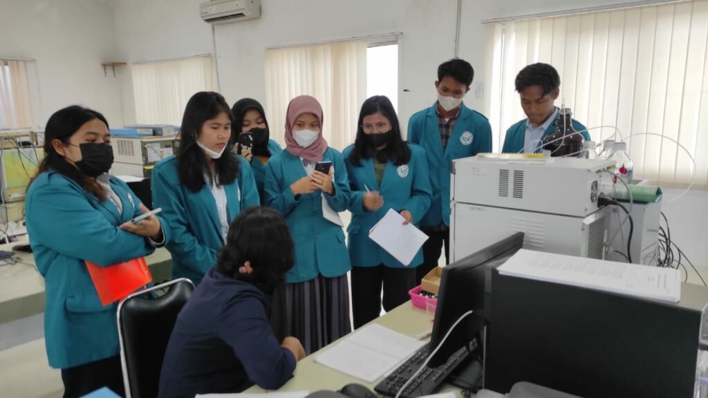 Mahasiswa Program Studi Pendidikan Kimia, Jurusan Kimia, FMIPA, UNIMED melakukan kegiatan belajar di (BPOM)