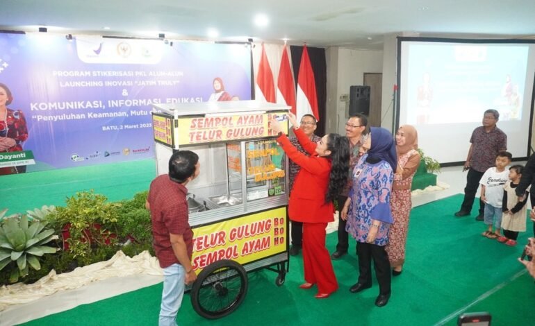 BBPOM Luncurkan Inovasi Stikerisasi dan Jatim Truly (Trusted Culinary) ke PKL Alun-Alun Batu