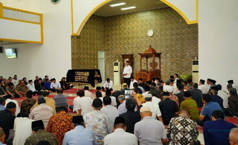 Gubernur SumBar Melepas Jenazah Prof. Helmi