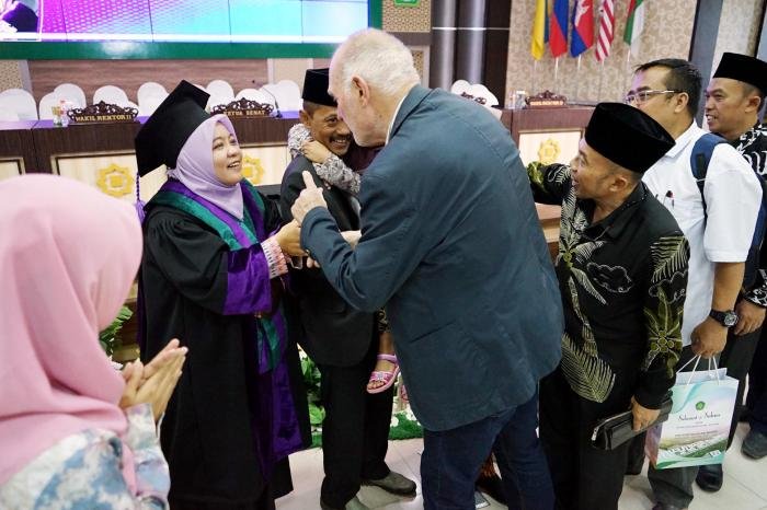 Kolega Prof. Rifa saat  beliau menjelaskan microsystem untuk dukung anak belajar mandiri