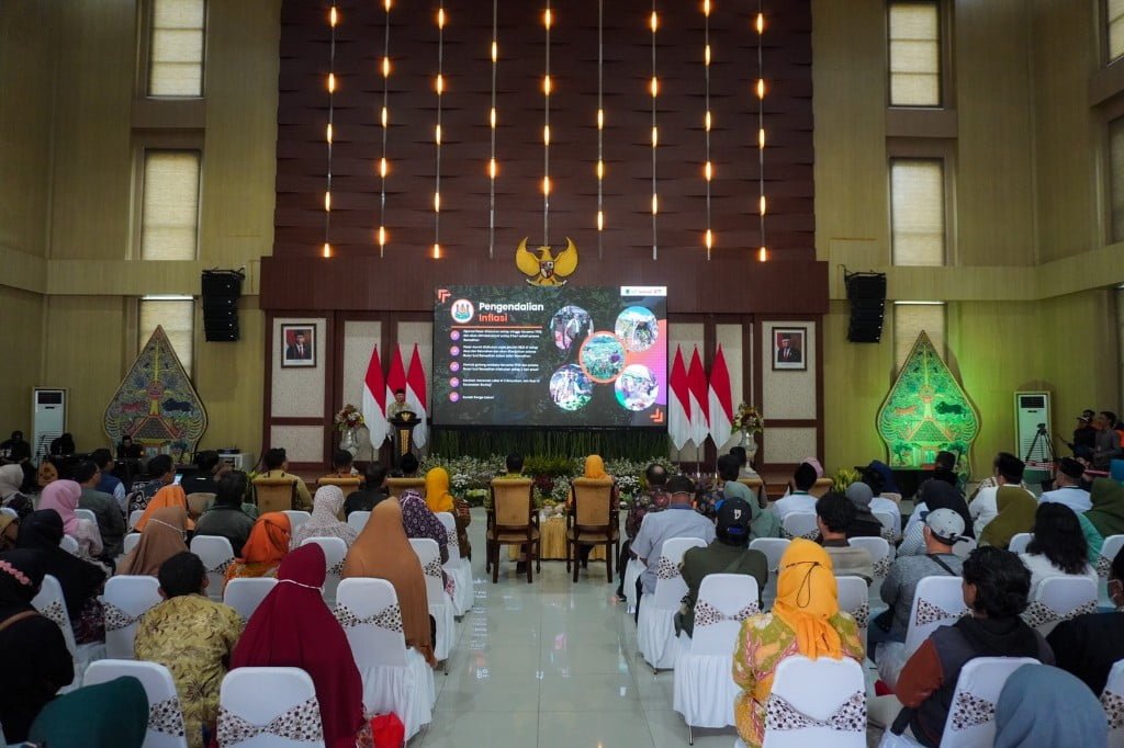 Safari Ramadhan Gubernur Jatim Salurkan Santunan di Kota Batu