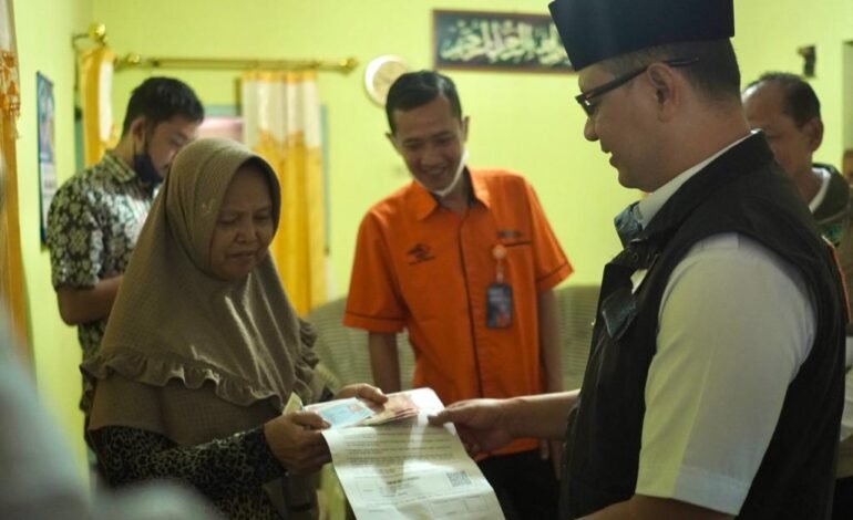 Pj. Wali Kota Batu Salurkan Bantuan Sembako