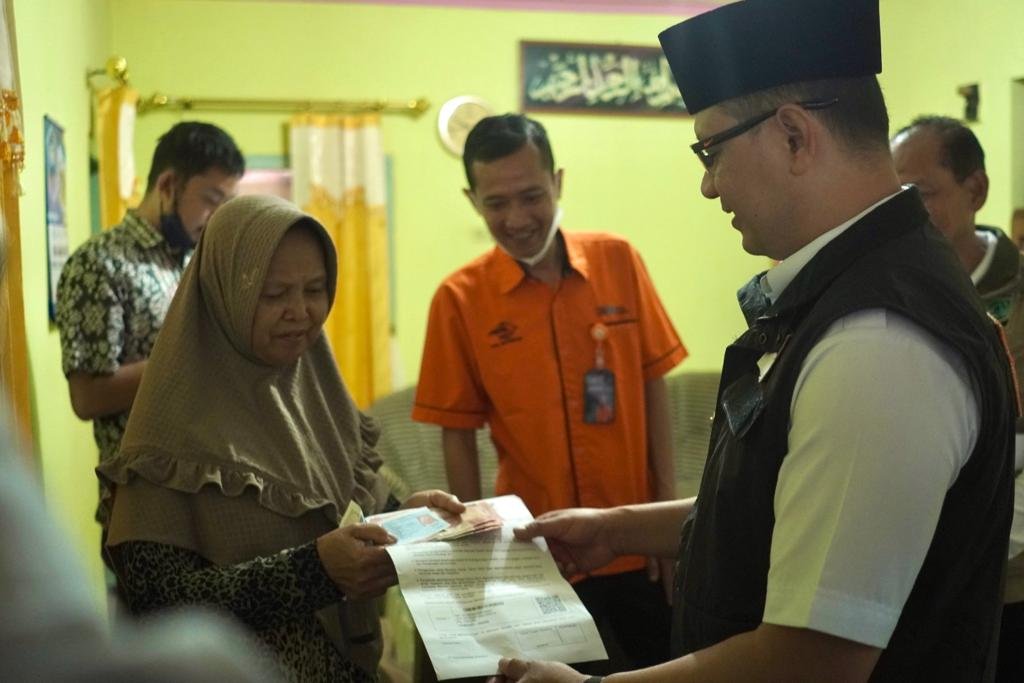 Pj. Wali Kota Batu Salurkan Bantuan Sembako