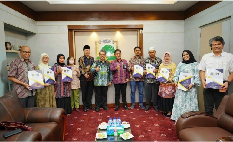 Direktur Paten Dorong Hilirisasi & Komersialisasi Hasil Riset UNAND dengan menyerahkan Serahkan Sertifikat