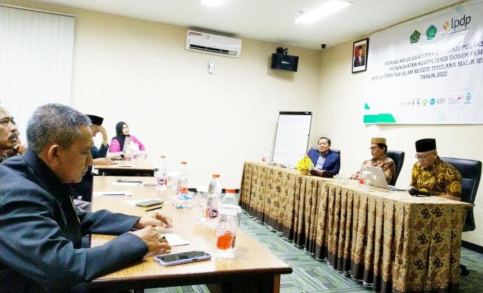 Tim Penilai PKDP UIN Malang yang sedang berdiskusi