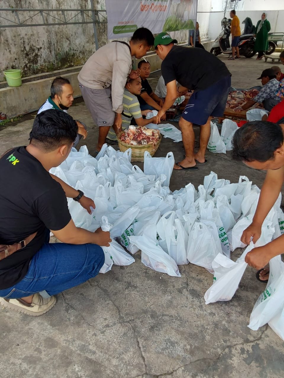 Saling Berbagi Kantor Pegadaian Deputy Area Bisnis Jember Sembelih Satu Ekor Sapi Dan Tiga Ekor Kambing di Hari Raya Idul Adha 1444 H