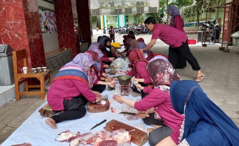 MIN 2 Kota Malang Salurkan Daging Kurban ke Siswa dan Masyarakat Sekitar