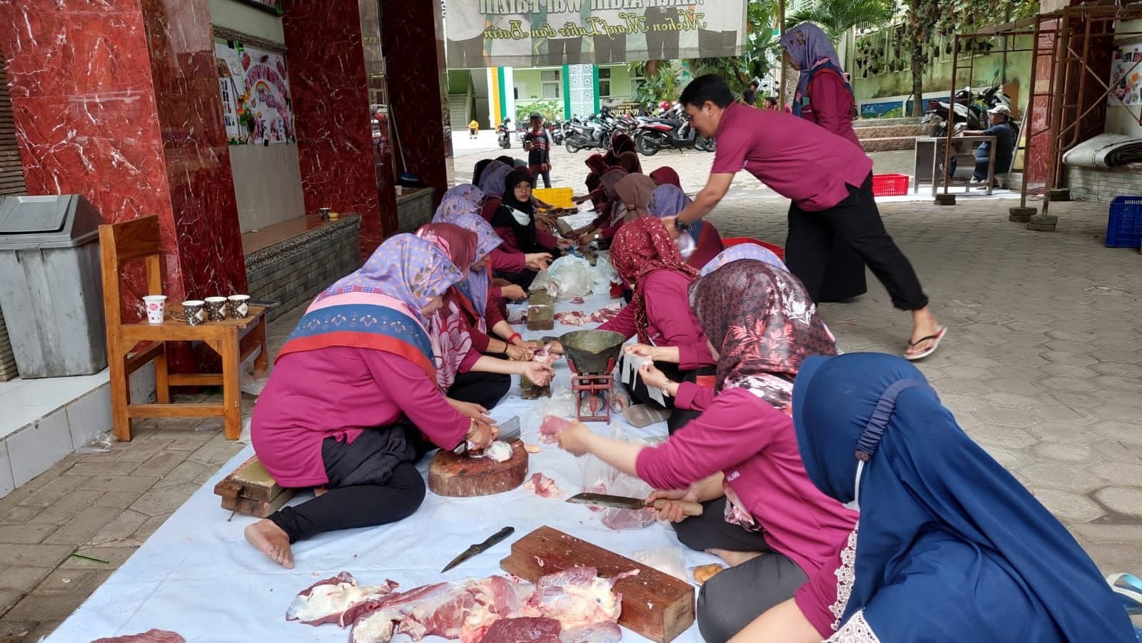 MIN 2 Kota Malang Salurkan Daging Kurban ke Siswa dan Masyarakat Sekitar