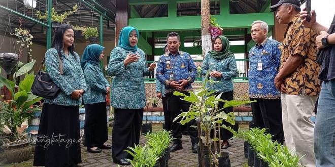 Pj. Ketua TP PKK Malang Apresiasi Pemanfaatan Lahan Kosong untuk Urban Farming