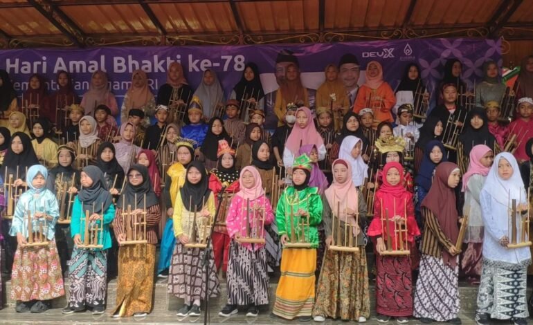 Angklung MIN 2 Kota Malang Meriahkan HAB Kementerian Agama ke-78