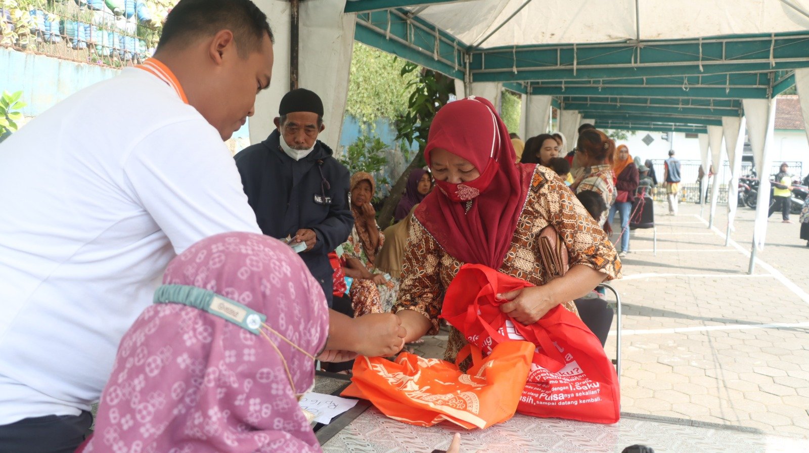 Hari Ketiga, Operasi Pasar Diserbu Masyarakat