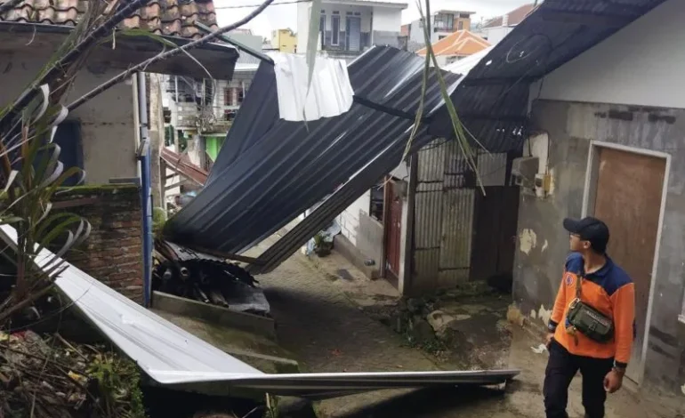 Angin Kencang Merusak Sejumlah Rumah di Kota Batu