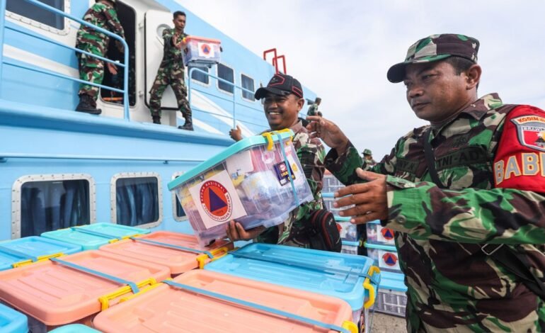 TNI AD Salurkan Bantuan 1.300 Paket bagi Warga Bawean