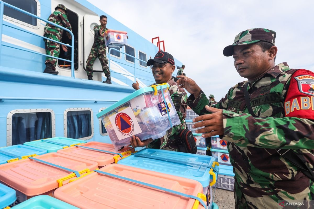 TNI AD Salurkan Bantuan 1.300 Paket bagi Warga Bawean