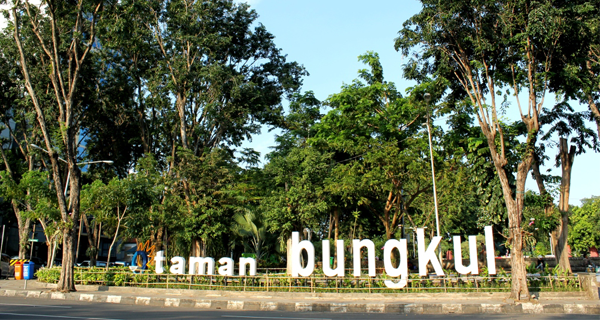 Menelusuri Keindahan Alam Surabaya: Berkunjung ke Taman Bungkul dan Taman Harmoni