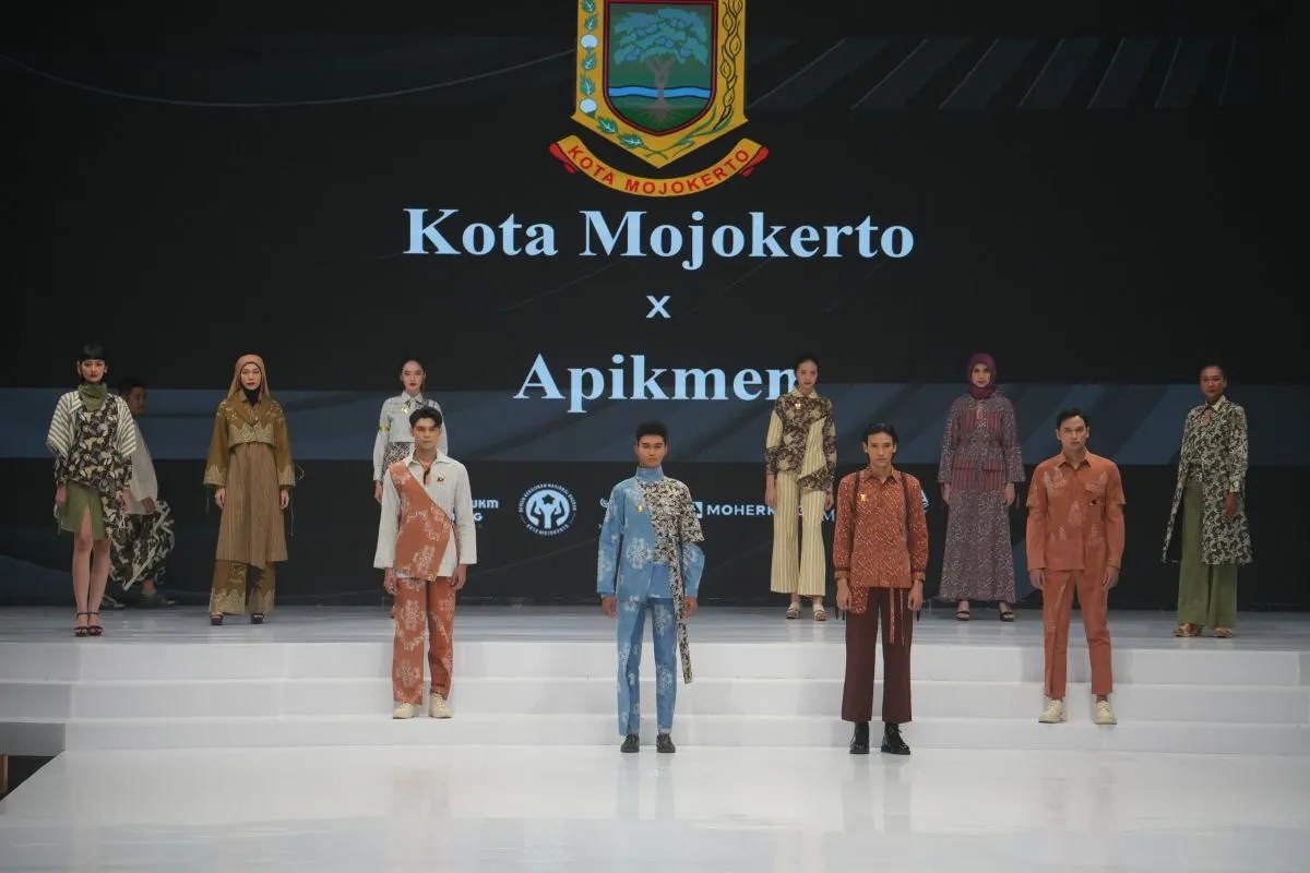 Batik Kota Mojokerto Memukau Penonton pada Indonesia Fashion Week 2024