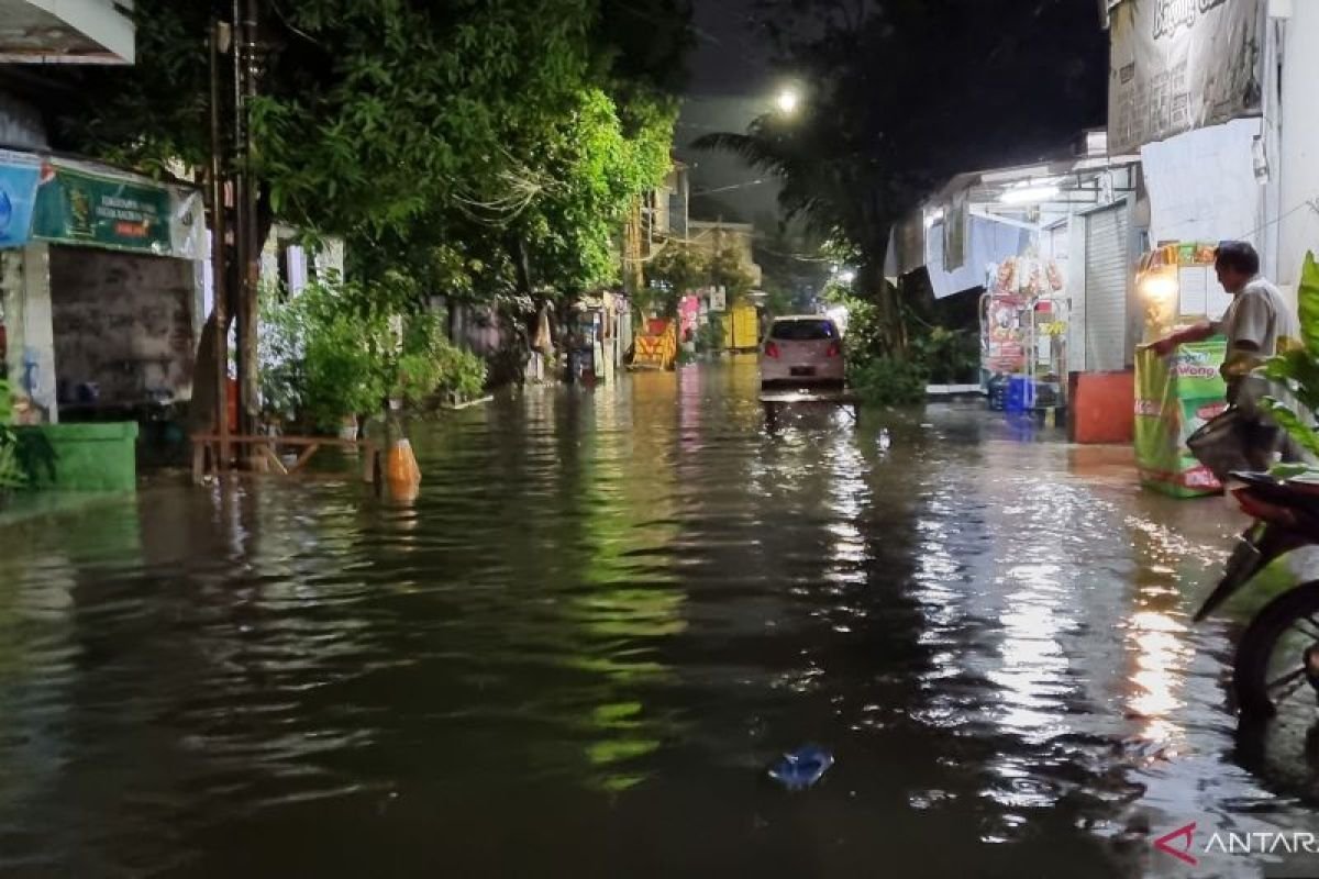 Sejumlah Titik di Surabaya Banjir, karena Terkena Hujan Deras