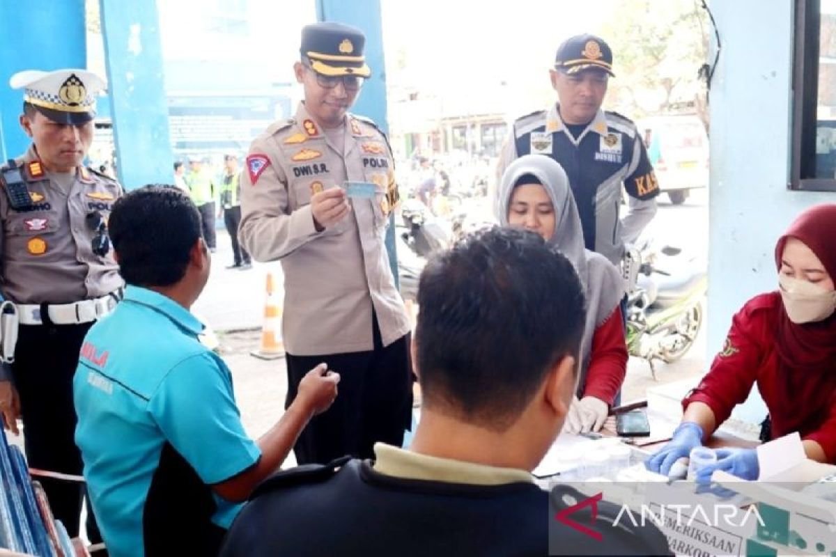 Petugas Gabungan Tes Urine untuk Supir Bus di Terminal Situbondo