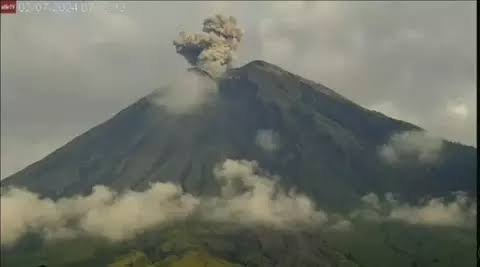 Semeru Erupsi 3 Kali di Hari Ini