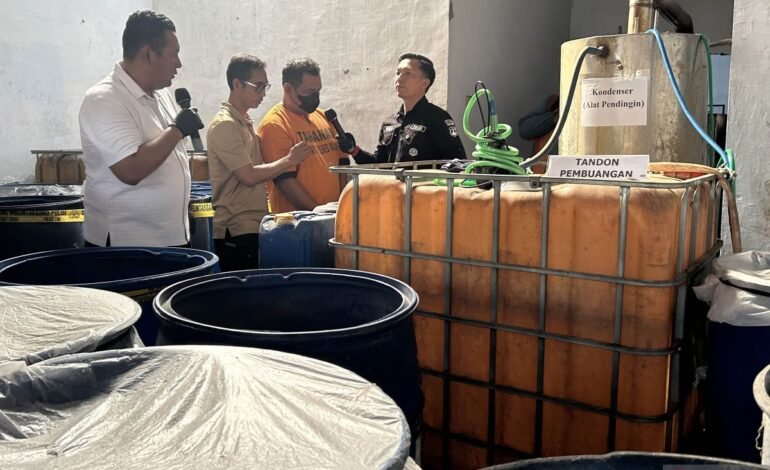 Polisi Bongkar Pabrik Minuman Keras Ilegal di Malang