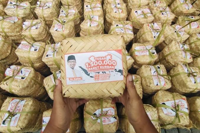 PKS Jatim Bagikan Ratusan Ribu Paket Daging Kurban ke Warga