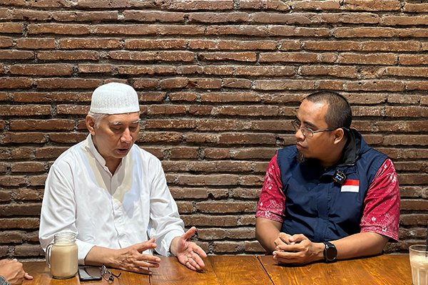 Haji Rendra Terima Wejangan dari Prof. Bisri di Nafala Caffe