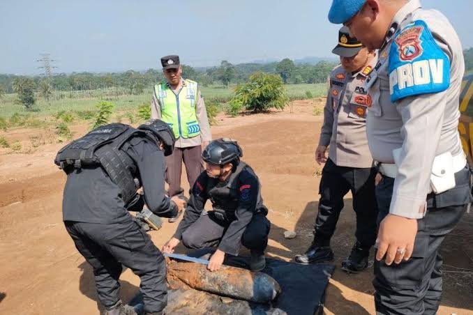 Polisi Musnahkan Bom Aktif Peninggalan Perang Dunia Temuan Warga di Malang