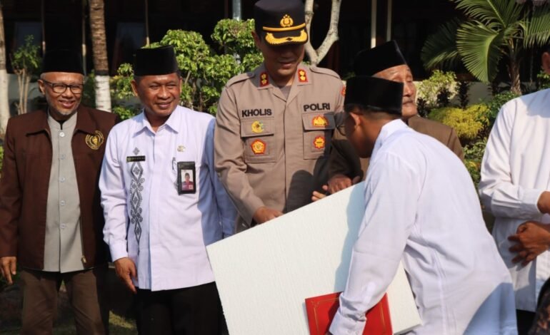 Polres Malang Serahkan Bantuan untuk Rumah Ibadah: Wujud Menyambut HUT RI