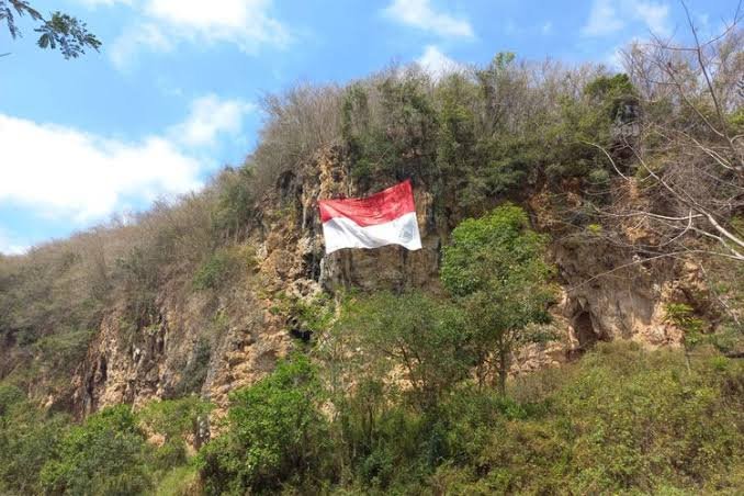 Dua Siswa SD di Malang Kibarkan Bendera Raksasa dalam Peringatan HUT RI ke-79