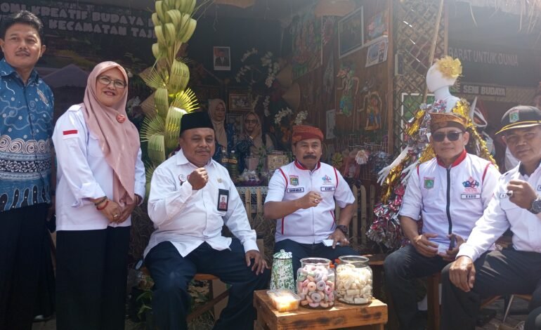 Pameran Karya Pendidikan se-Kab. Malang dimeriahkan oleh Pak Suwadji, selaku KadisPendik Kab. Malang